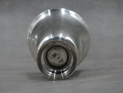 Timbale en argent, pieds à godrons. Travail...