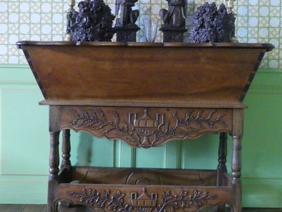 Maie en bois sculpté, table à décor d'urnes...
