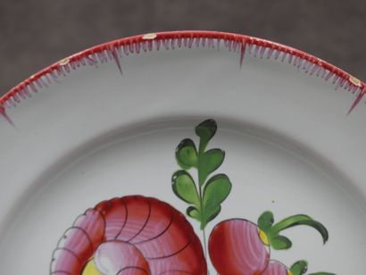 Une assiette en faïence, bords peignés et...