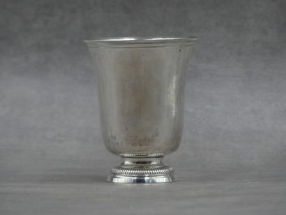 Timbale en argent, pieds à godrons. Travail...