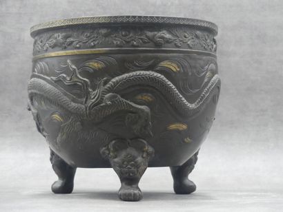 Travail du XXème siècle, cache-pot en bronze...