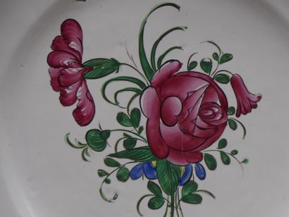 Une assiette en faïence rose cernée. XVIIIème...