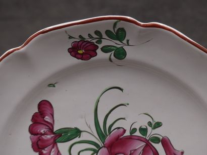 Une assiette en faïence rose cernée. XVIIIème...