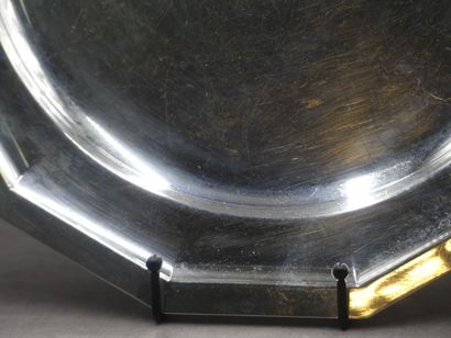 Plat octogonal en métal argenté. Diamètre...