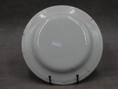 Une assiette en faïence de l'est à bords...