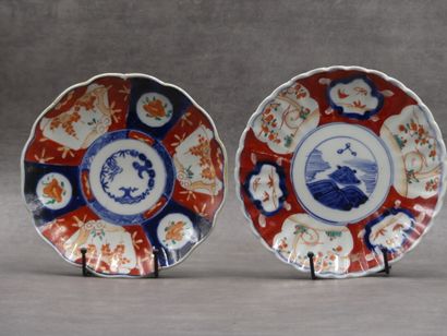 Paire d'assiettes en porcelaine à décor Imari....