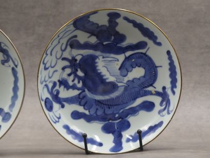 CHINE Deux assiettes en porcelaine à décor...