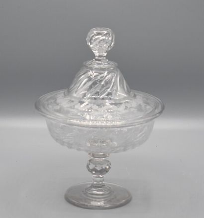 BACCARAT. Drageoir en cristal à décor gravé...