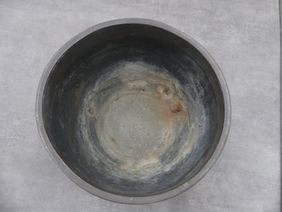 Travail du XXème siècle, cache-pot en bronze...