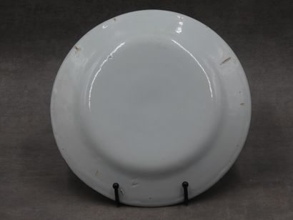 Une assiette en faïence, bords peignés et...