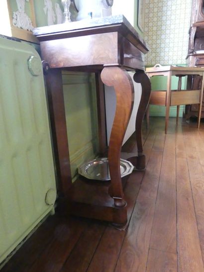 Console en bois de placage, elle ouvre par...