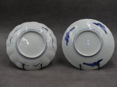 Paire d'assiettes en porcelaine à décor Imari....