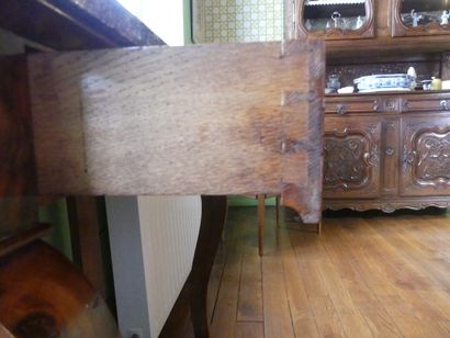 Console en bois de placage, elle ouvre par...