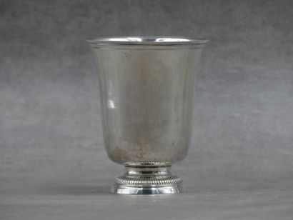 Timbale en argent, pieds à godrons. Travail...