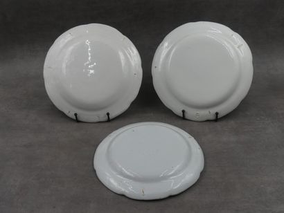 Trois assiettes en faïence décor floral en...