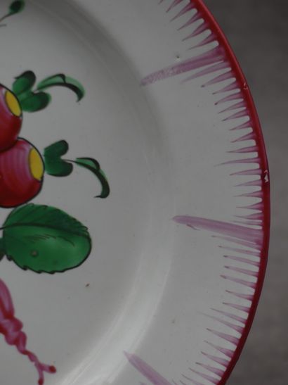 Une assiette en faïence de l'est à bords...