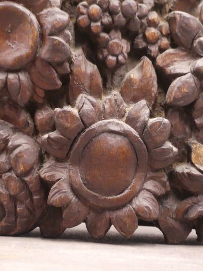 Deux éléments de boiserie en noyer sculpté...