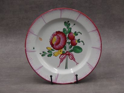 Une assiette en faïence de l'est à bords...