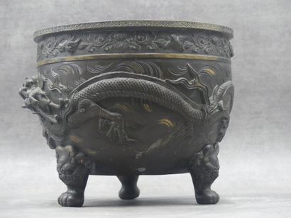 Travail du XXème siècle, cache-pot en bronze...