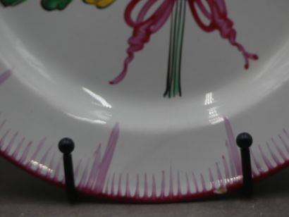 Une assiette en faïence de l'est à bords...