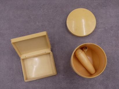 Deux boîtes, ronde et rectangulaire, en os?...