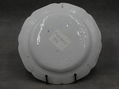 Une assiette en faïence rose cernée. XVIIIème...