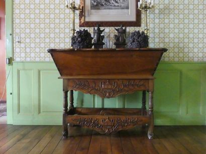 Maie en bois sculpté, table à décor d'urnes...