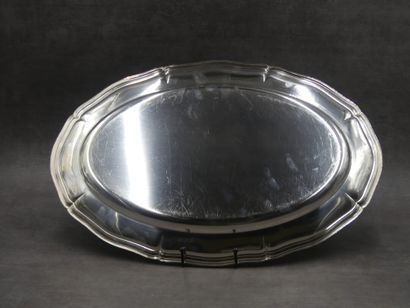 Plat ovale en métal argenté, bord contourné....