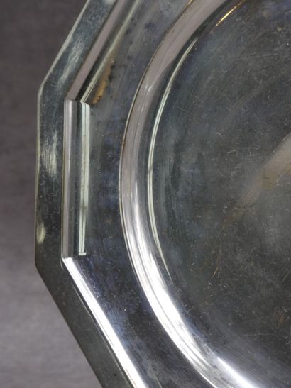 Plat octogonal en métal argenté. Diamètre...
