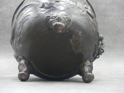 Travail du XXème siècle, cache-pot en bronze...