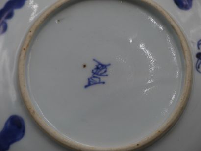 CHINE Deux assiettes en porcelaine à décor...