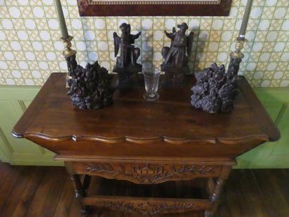 Maie en bois sculpté, table à décor d'urnes...