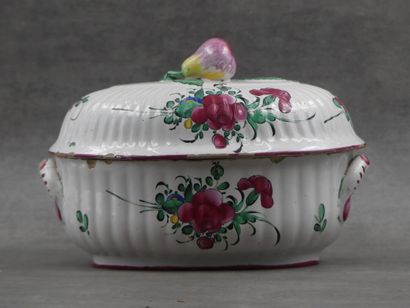 Une soupière en faïence à décor de fleurs,...