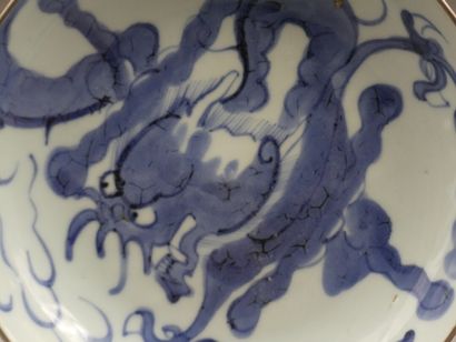 CHINE Deux assiettes en porcelaine à décor...