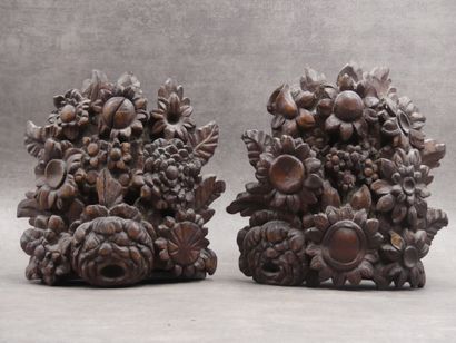 Deux éléments de boiserie en noyer sculpté...