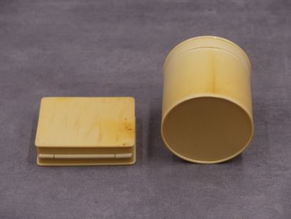 Deux boîtes, ronde et rectangulaire, en os?...