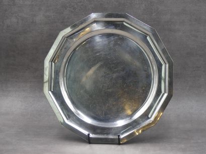 Plat octogonal en métal argenté. Diamètre...