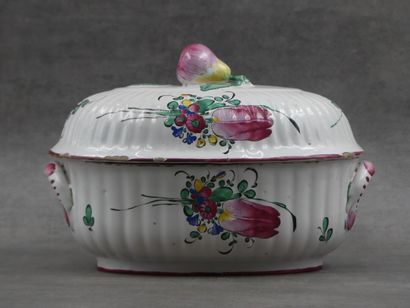 Une soupière en faïence à décor de fleurs,...