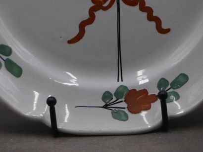 Assiette en faïence au décor de fleurs. XVIIIème...