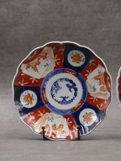 Paire d'assiettes en porcelaine à décor Imari....