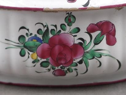 Une soupière en faïence à décor de fleurs,...