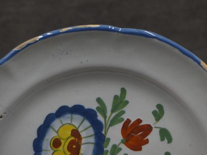 Assiette en faïence au bouquet, bords bleu....