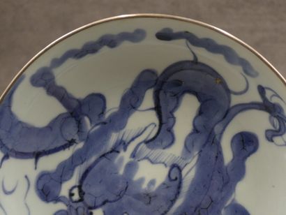 CHINE Deux assiettes en porcelaine à décor...