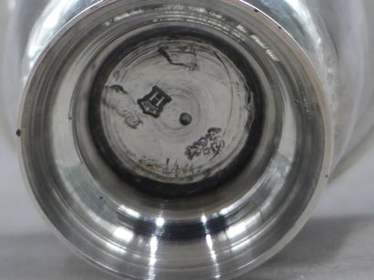 Timbale en argent, pieds à godrons. Travail...