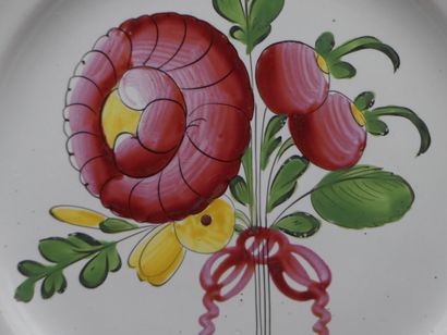 Une assiette en faïence, bords peignés et...