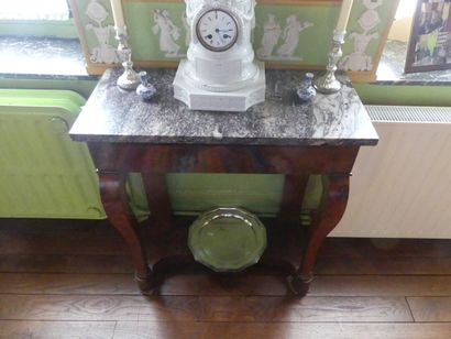 Console en bois de placage, elle ouvre par...