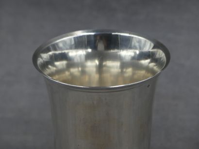Timbale en argent, pieds à godrons. Travail...