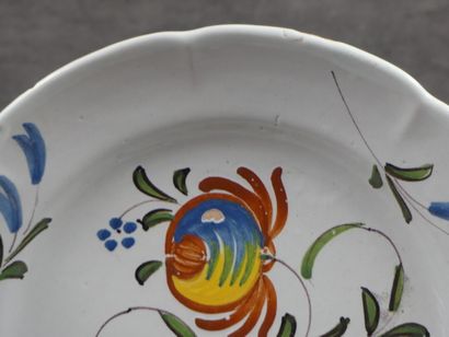 Une Assiette en faïence à décor de fleurs....