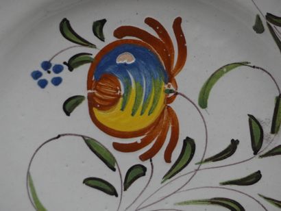 Une Assiette en faïence à décor de fleurs....