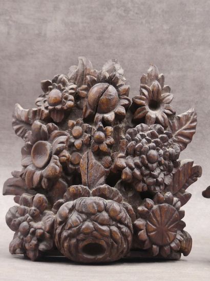 Deux éléments de boiserie en noyer sculpté...